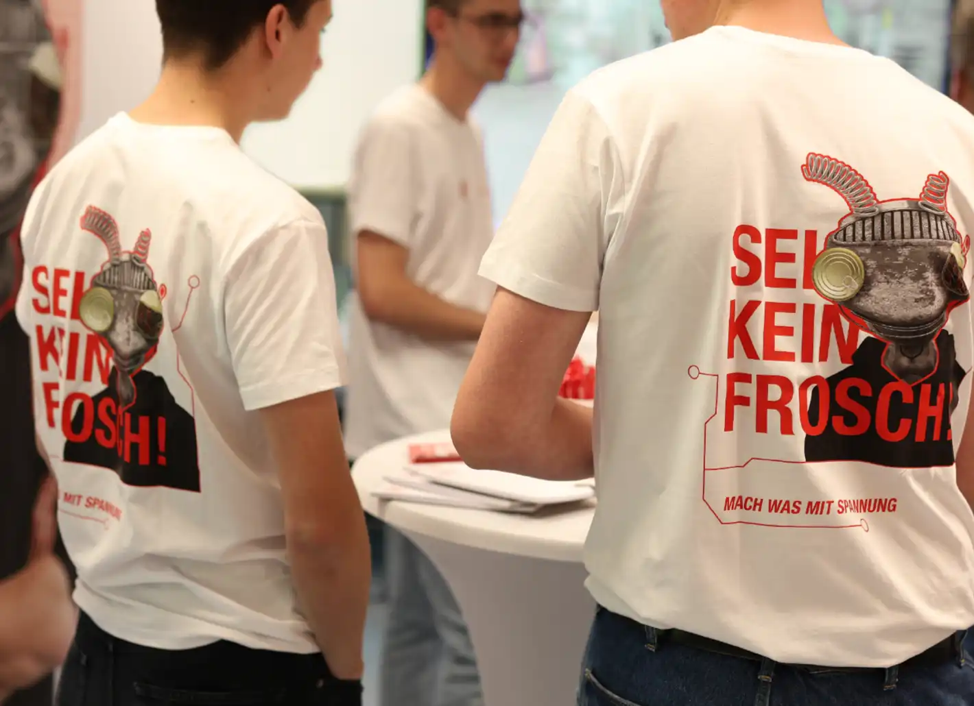 Zwei Mitarbeiter der Firma Endlichhofer stehen am Info-Stand auf der Berufsinformationsbörse in einer Realschule – sie beraten Schüler:innen und geben praxisnahe Einblicke in technische Ausbildungsberufe.